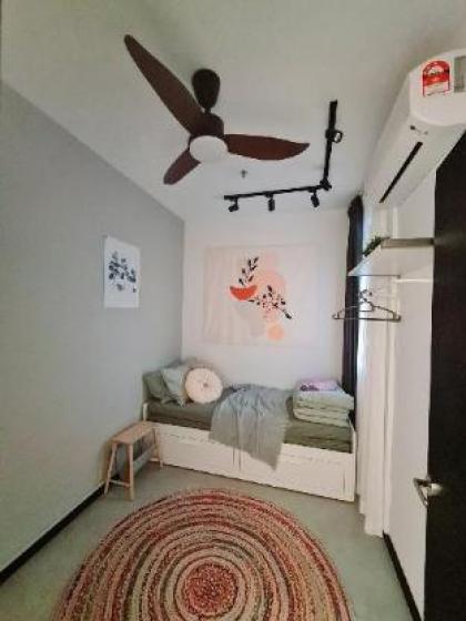 Cozy Modern Tiny Home 2R1B 10 mins to KLCC - image 4