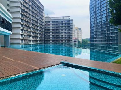 KL Gateway Premium Residence InfinityPool Bathtub  - image 15