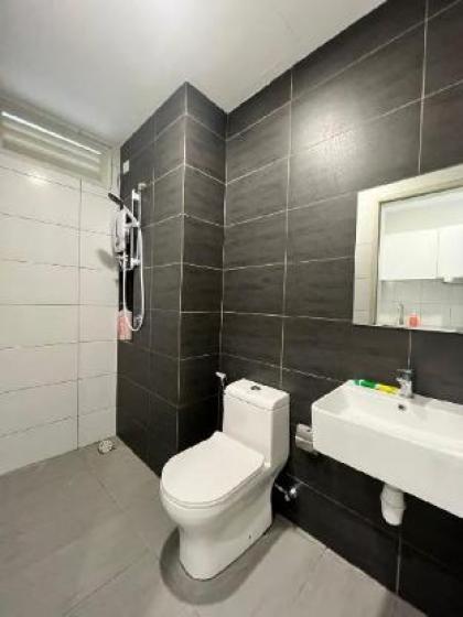 KLIA Deluxe Suite (2Pax) Free Wifi | Netflix |Pool - image 9