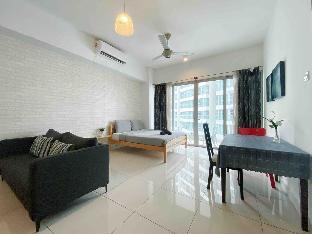 One BR Family Suite w/Balcony Near PWTC KLCC Pool - image 3