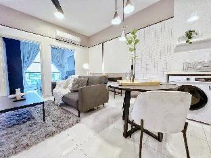 Soft & Warm 1BR Suite @ Arte Mont Kiara w/ Pool - image 4