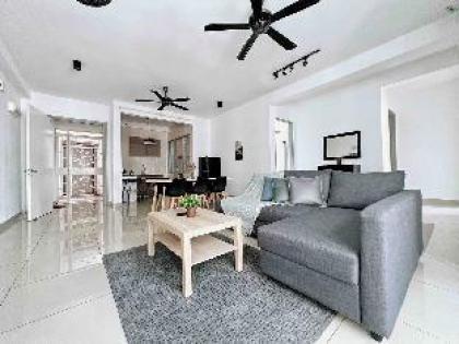 Big Family 3BR Condo w/ Netflix & Near LRT 