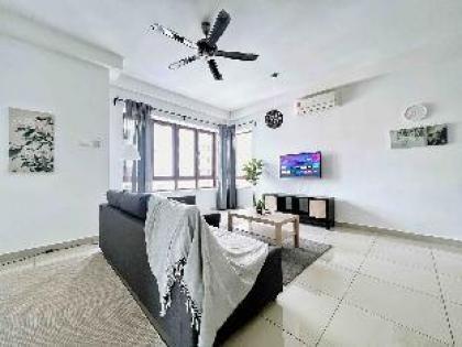 Big Family 3BR Condo w/ Netflix & Near LRT - image 10