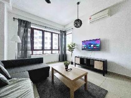 Big Family 3BR Condo w/ Netflix & Near LRT - image 6