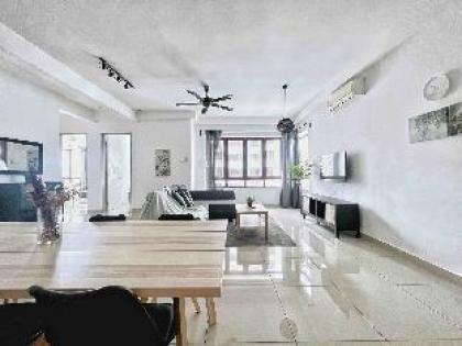 Big Family 3BR Condo w/ Netflix & Near LRT - image 9