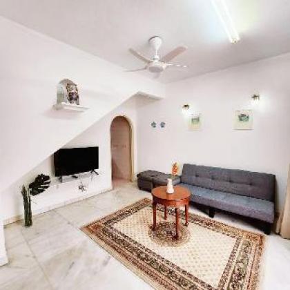 5 min to Sunway lagoon/pyramid/Sjmc/landed3BR 8pax - image 1