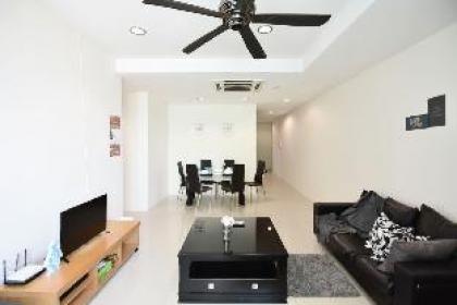 A Cozy 3BR Taragon Puteri Bintang FREE Parking - image 2